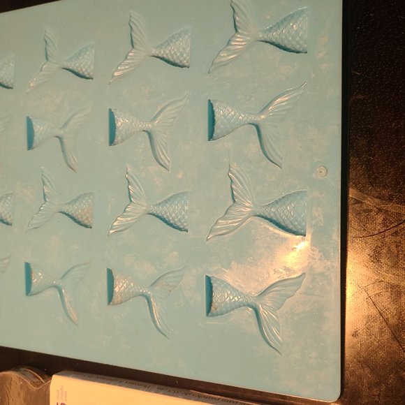 Wilton 14" Cake Boards (NEW) & Mermaid Tail Silicone Mold - Picture 4 of 7